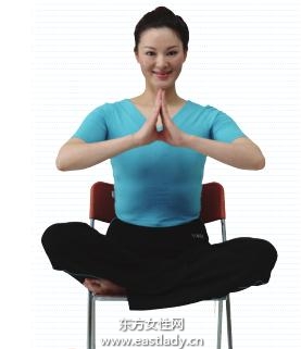 step 1,双腿盘坐椅子上,双手合掌胸前 保持自然呼吸.